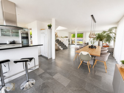 MODERN, FREISTEHEND MIT SEESICHT & BEHEIZBAREM POOL image 10