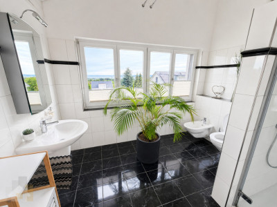 MODERN, FREISTEHEND MIT SEESICHT & BEHEIZBAREM POOL image 13