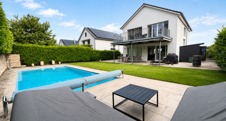 MODERN, FREISTEHEND MIT SEESICHT & BEHEIZBAREM POOL image 1