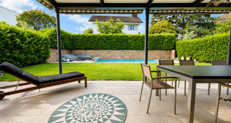 MODERN, FREISTEHEND MIT SEESICHT & BEHEIZBAREM POOL image 2