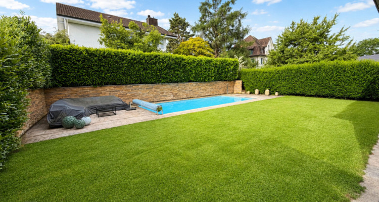 MODERN, FREISTEHEND MIT SEESICHT & BEHEIZBAREM POOL image 3