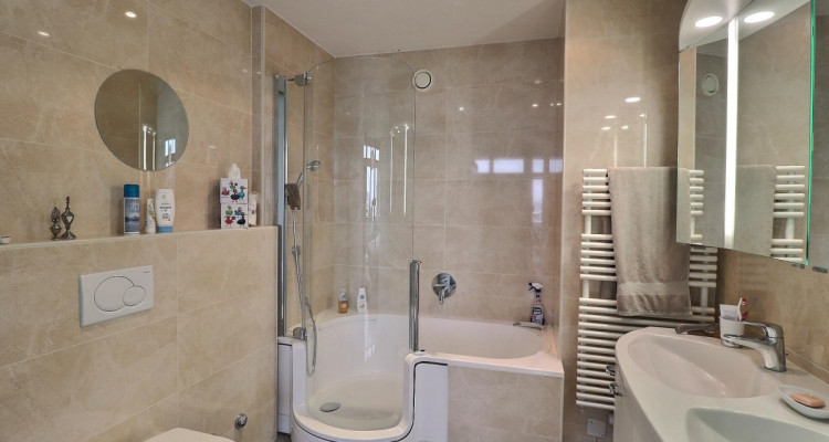 Superbe appartement en étage élevé avec piscine en viager occupé sans rente image 12