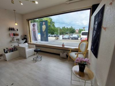 Maison villageoise avec jardin offrant deux appartements et un espace commercial image 2