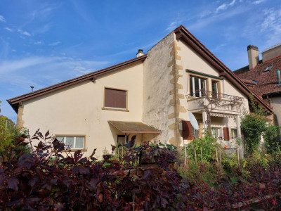 Maison villageoise avec jardin offrant deux appartements et un espace commercial image 3