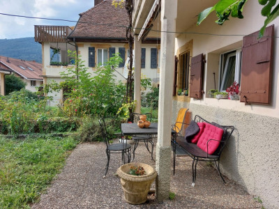 Maison villageoise avec jardin offrant deux appartements et un espace commercial image 6