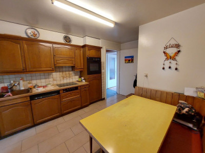 Maison villageoise avec jardin offrant deux appartements et un espace commercial image 8