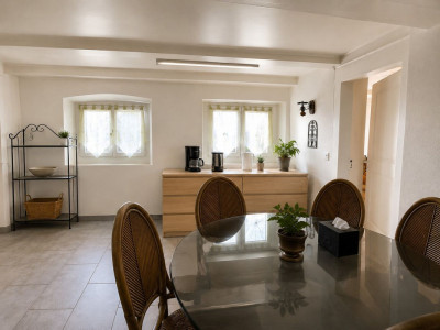 Maison villageoise avec jardin offrant deux appartements et un espace commercial image 11
