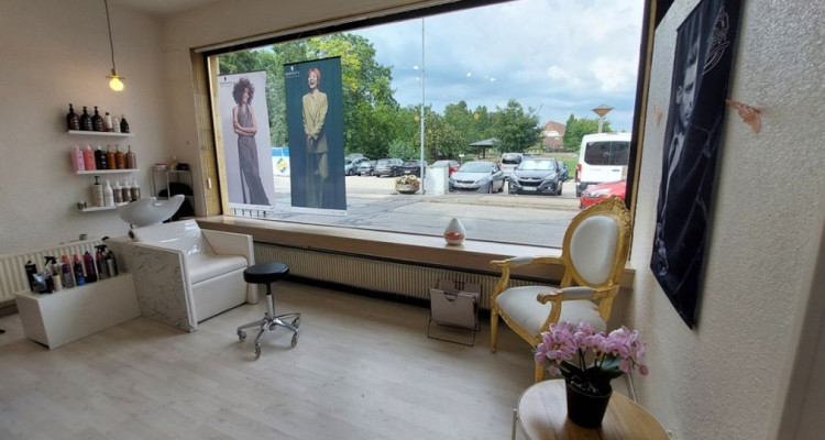 Maison villageoise avec jardin offrant deux appartements et un espace commercial image 2