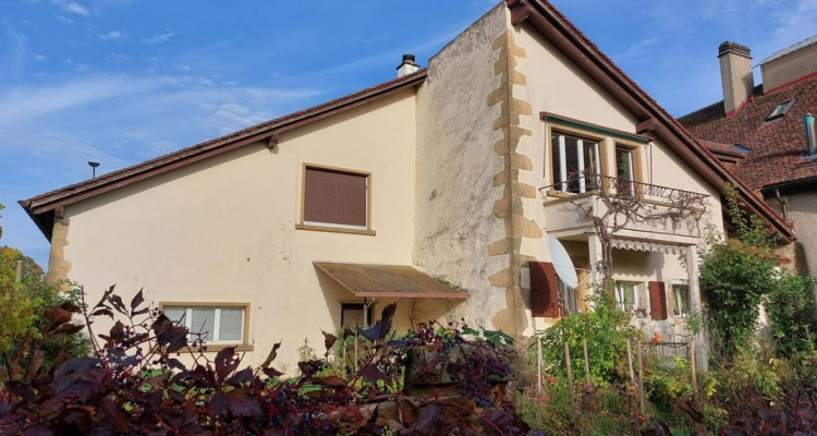 Maison villageoise avec jardin offrant deux appartements et un espace commercial image 3