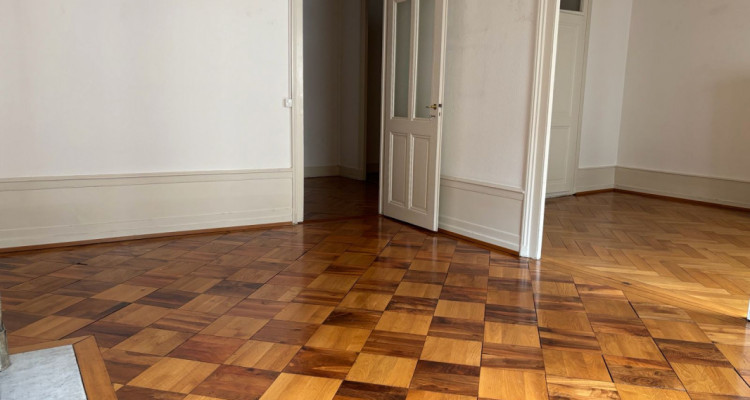 Très charmant 4 pièces dans le quartier de Plainpalais. Beaucoup de cachet! image 2