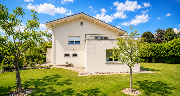Élégante villa familiale avec grand jardin plat et fort potentiel à Founex image 2