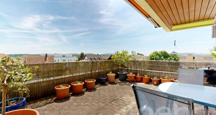 Grosszügige 4.5-Zimmer-Wohnung mit Cheminée, Balkon & Ausbaupotenzial image 1