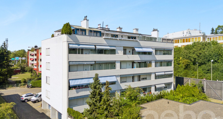 Zentrale 2.5-Zimmer-Wohnung mit Parkplatz und Potenzial image 1