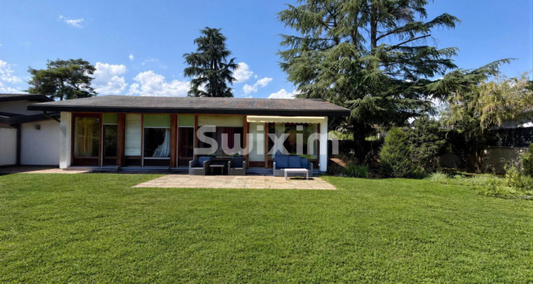 Single-story house to renovate in Confignon image 1