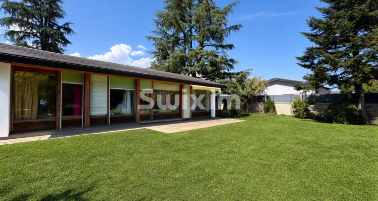 Single-story house to renovate in Confignon image 3