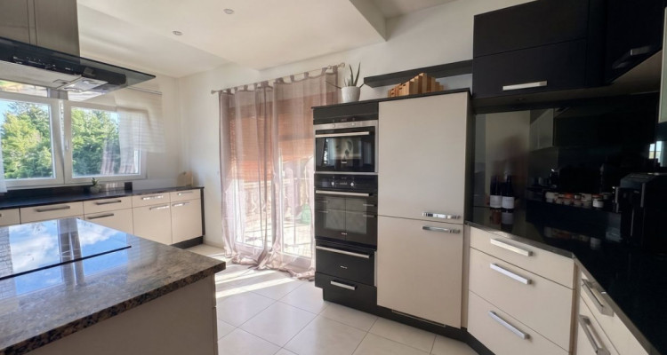 De nouvelles rénovations à ce bien de 6 pièces en duplex + 3 pièces - Terrasses, couvert à voitures  image 2