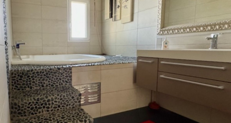 De nouvelles rénovations à ce bien de 6 pièces en duplex + 3 pièces - Terrasses, couvert à voitures  image 9
