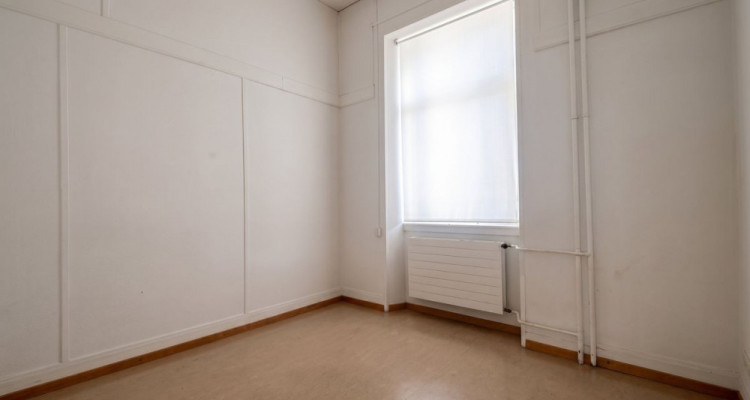   Faites une offre pour ce très bel Immeuble mixte, avec 14 garages et 18 places de parc image 12