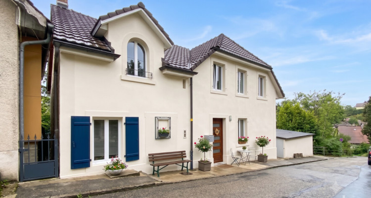 Maison de caractère rénovée : vue Jura, calme et fort potentiel image 1
