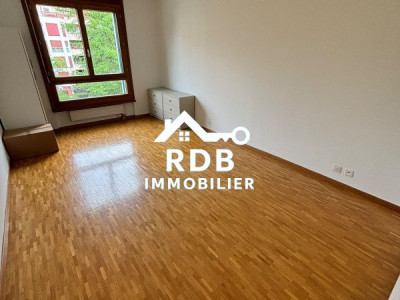 Appartement de 4 pièces au 3ème étage situé à Petit-Lancy 1213 avec parking image 3