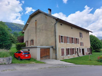 Charmante ferme avec vue sur le lac et les Alpes, comprenant deux appartements et une grange image 1