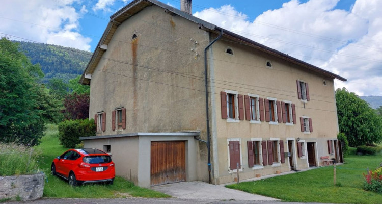 Charmante ferme avec vue sur le lac et les Alpes, comprenant deux appartements et une grange image 1