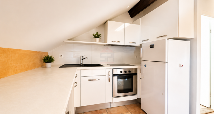 Charmant 3.5 pièces en attique dans une résidence unique image 2