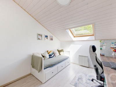 Duplex en attique rénové en Terre Sainte aux volumes généreux image 12