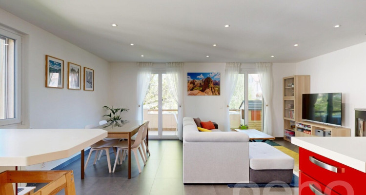 Duplex en attique rénové en Terre Sainte aux volumes généreux image 1