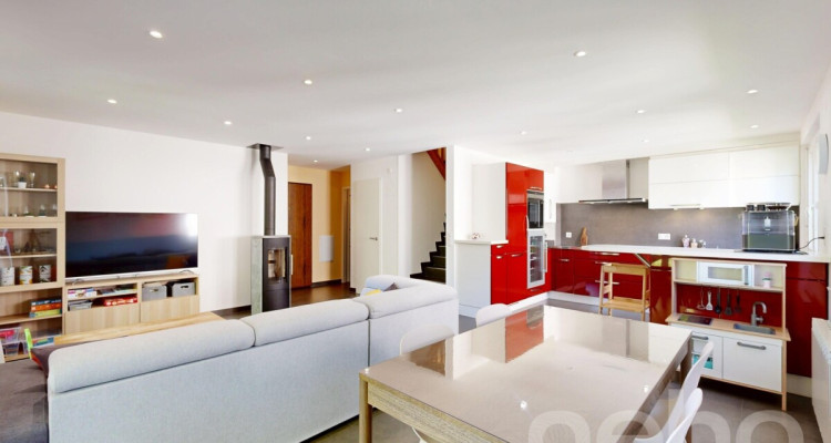 Duplex en attique rénové en Terre Sainte aux volumes généreux image 5