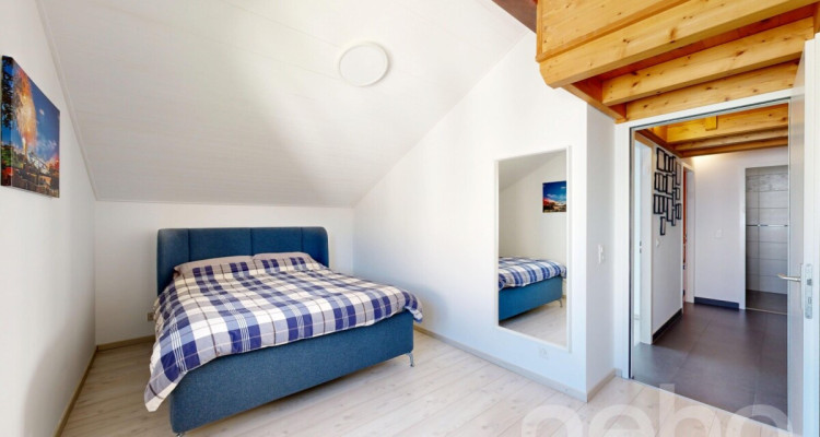 Duplex en attique rénové en Terre Sainte aux volumes généreux image 9