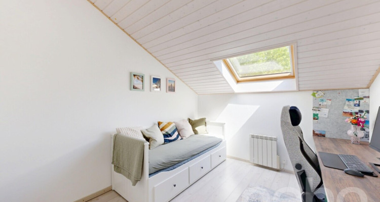 Duplex en attique rénové en Terre Sainte aux volumes généreux image 12