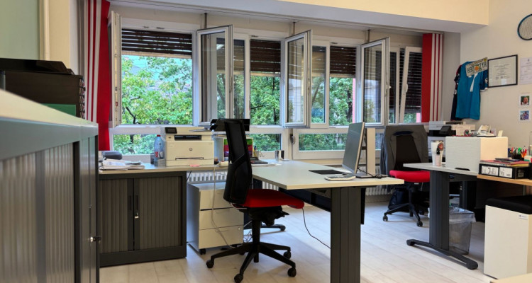 Une place de travail en bureau partagé au centre-ville  image 1