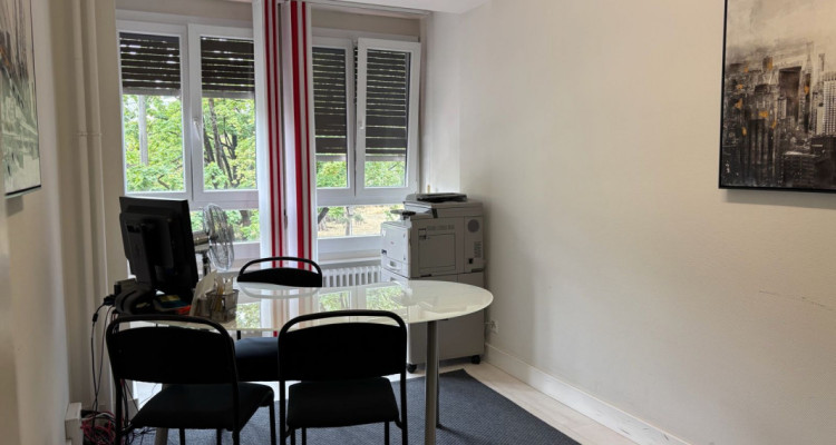 Une place de travail en bureau partagé au centre-ville  image 6