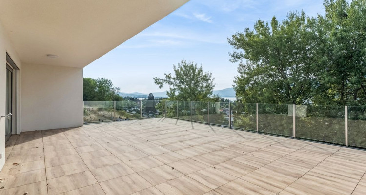Attique avec magnifique vue sur le lac et une grande terrasse image 1