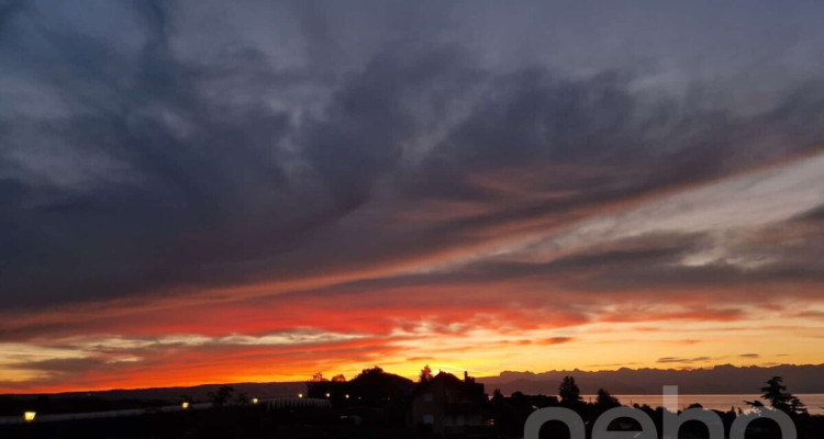 Attique lumineux en position dominante avec vue Léman-Alpes image 1