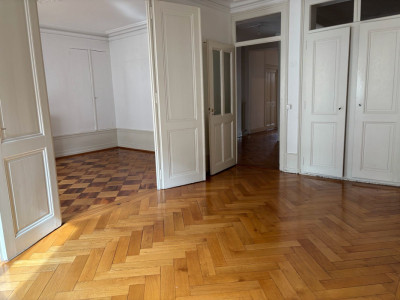Très charmant 4 pièces dans le quartier de Plainpalais. Beaucoup de cachet! image 3