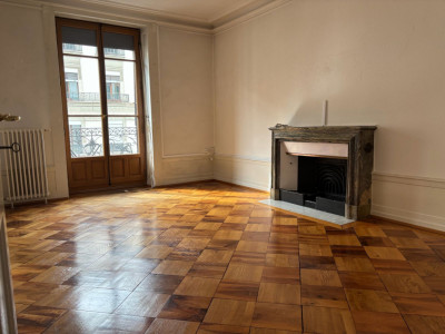 Très charmant 4 pièces dans le quartier de Plainpalais. Beaucoup de cachet! image 1