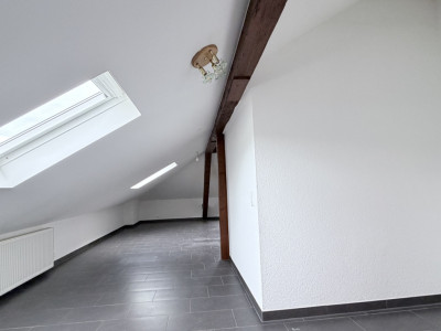Superbe loft en attique de 52 m² avec poutres apparentes – Orbe image 3