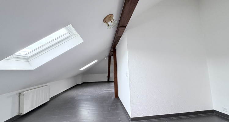 Superbe loft en attique de 52 m² avec poutres apparentes – Orbe image 3