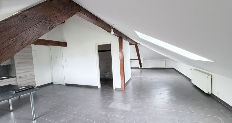 Superbe loft en attique de 52 m² avec poutres apparentes – Orbe image 2