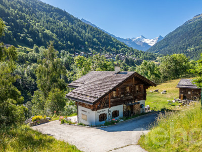 Chalet authentique avec dépendance de charme image 1