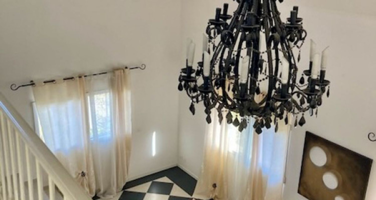 De nouvelles rénovations à ce bien de 6 pièces en duplex + 3 pièces - Terrasses, couvert à voitures  image 12