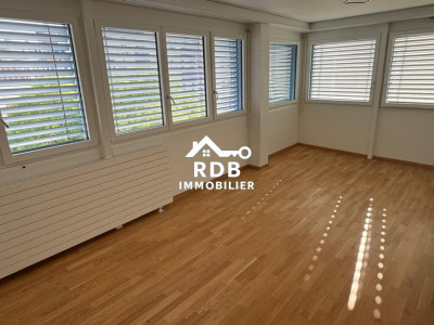 Appartement de 5 pièces au 4ème étage situé à Acacias 1227 image 1