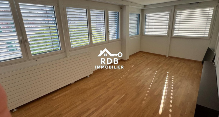 Appartement de 5 pièces au 4ème étage situé à Acacias 1227 image 1