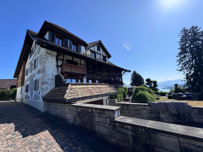 Historischer Glanz am ruhigen See image 2