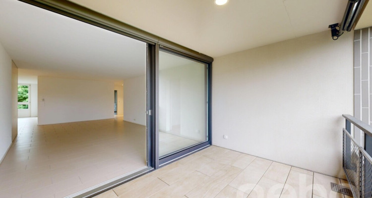 Moderne 4.5-Zimmer-Wohnung mit grosszügigem Wohnkonzept image 9