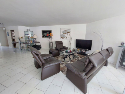 En exclusivité appartement  exceptionnel de 160 m² habitables, agrémenté dune terrasse de 28 m² et dun garage-box. image 3