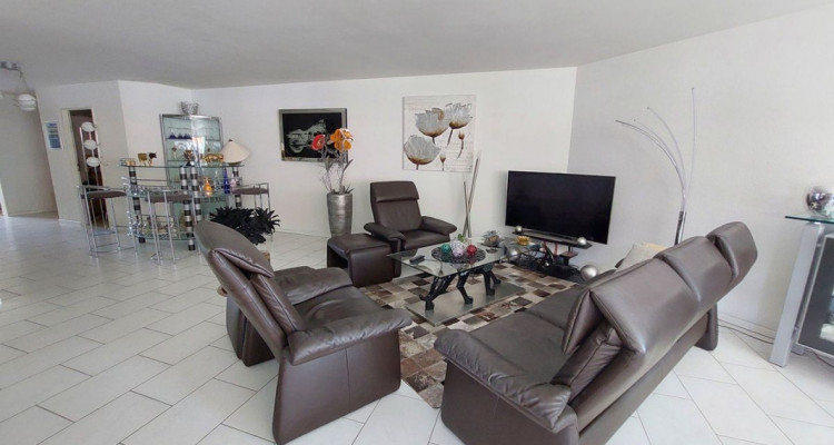 En exclusivité appartement  exceptionnel de 160 m² habitables, agrémenté dune terrasse de 28 m² et dun garage-box. image 3