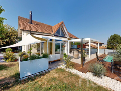 Élégante maison familiale avec piscine et jardin image 1
